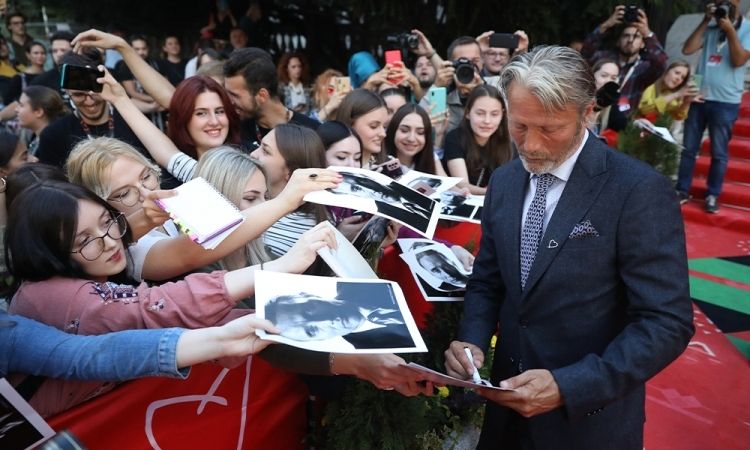 Mads Mikkelsen i obozavatelji