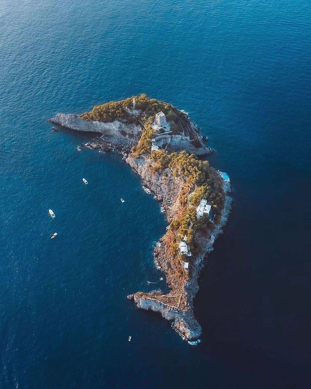 Ostrvo u obliku delfina je čudo prirode koje se retko viđa