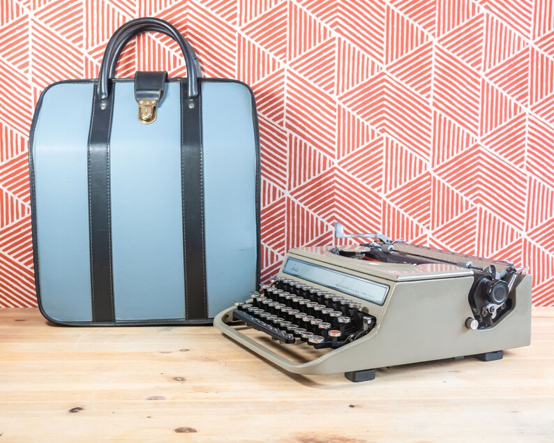 vintage pisaća mašina i torbica