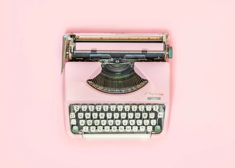 vintage pisaća mašina pastelno roza
