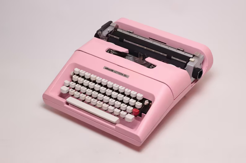 vintage pisaća mašina roza