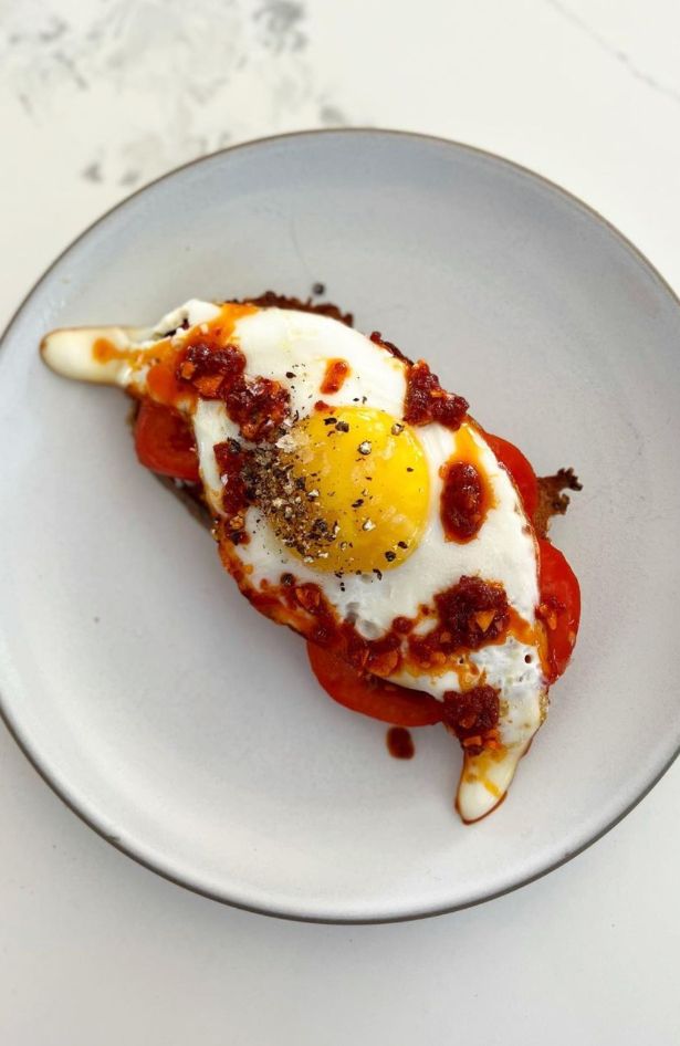 Chili fried eggs sa domaćim chili uljem