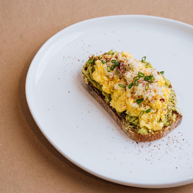 Super brz doručak: Salata od kuvanih jaja na tostiranom hlebu