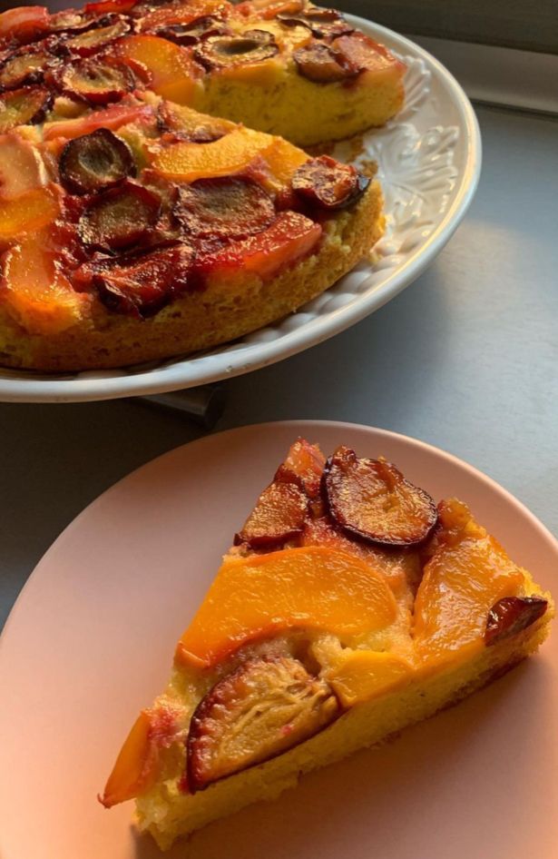 Pronašli smo recept za prevrnuti kolač sa šljivama i breskvama
