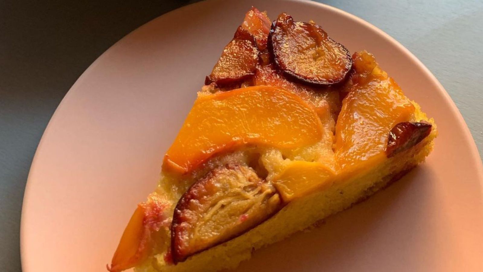 Pronašli smo recept za prevrnuti kolač sa šljivama i breskvama