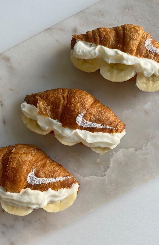Predlog za sladak doručak: Kroasan sa filom od vanile i iseckanim bananama