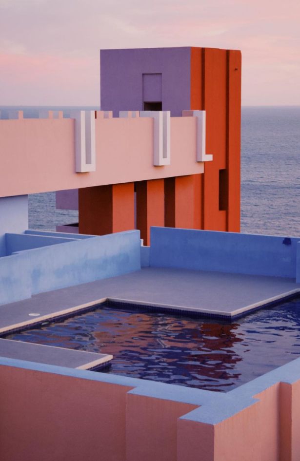 La Muralla Roja: Koloritno modernističko zdanje na obali Mediterana