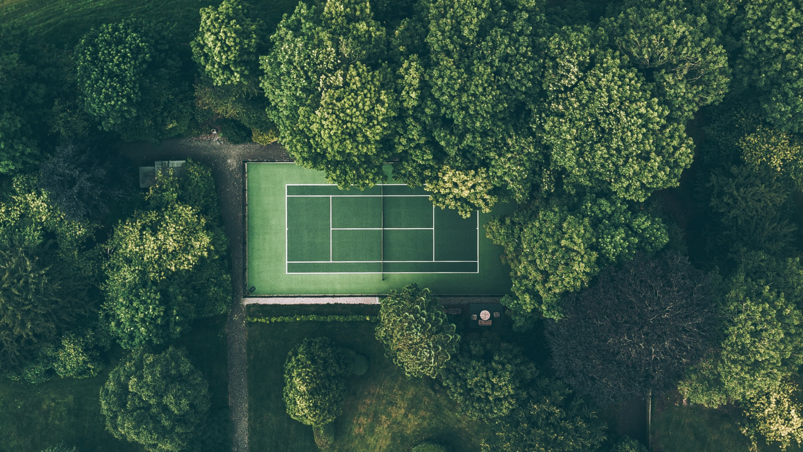 Teniski tereni sa pogledom na idilične pejzaže
