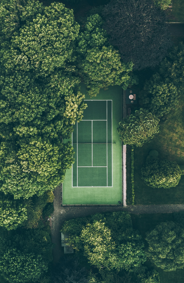 Teniski tereni sa pogledom na idilične pejzaže
