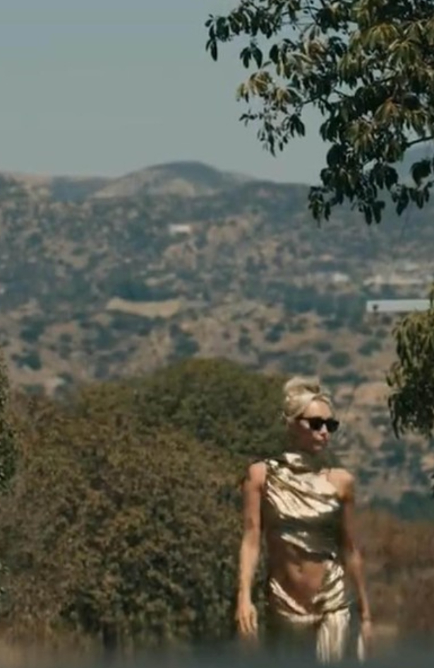 Modni izbori Miley Cyrus u spotu za novu numeru „Flowers“