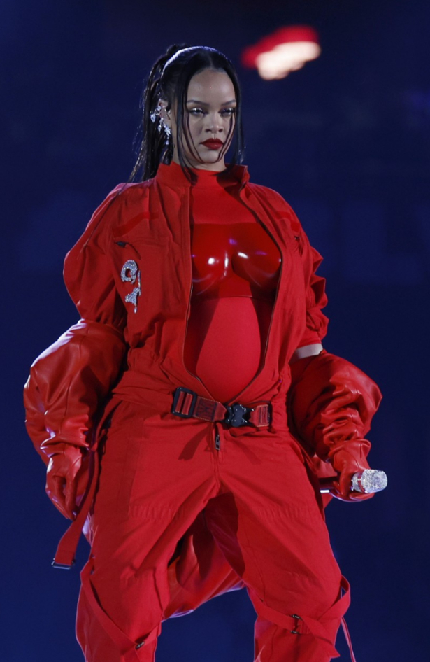 Rihanna na Super Bowl-u: Šta je nosila i zašto?