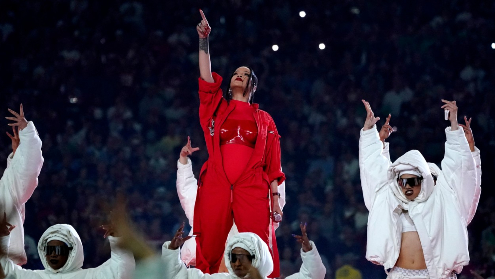 Rihanna na Super Bowl-u: Šta je nosila i zašto?