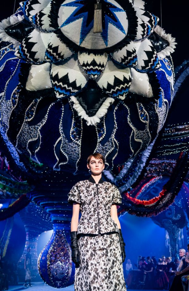 Joana Vasconcelos je umetnica koja stoji iza scenografije sa Dior AW23 revije