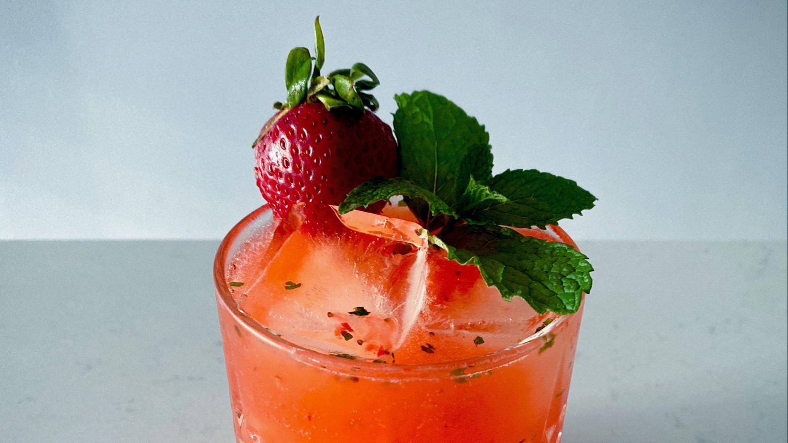 Mocktail season: Bezalkoholni koktel sa osvežavajućim ukusom jagode