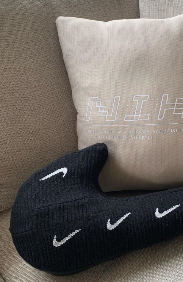 Upcycling kod kuće: Nike Swoosh jastuk od čarapa