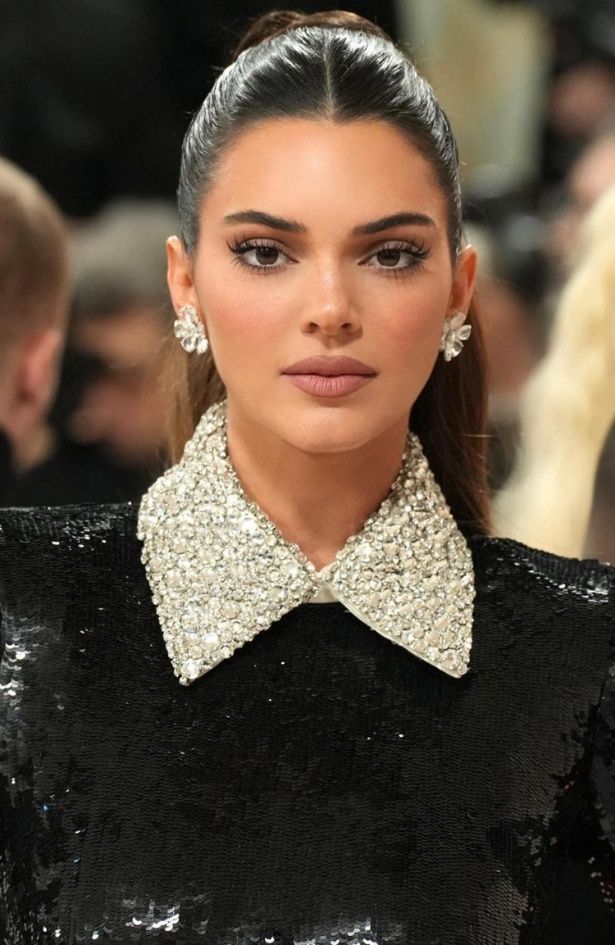 Beauty trick: Šminkerka Kendall Jenner daje savet kako da najbolje oivičimo usne