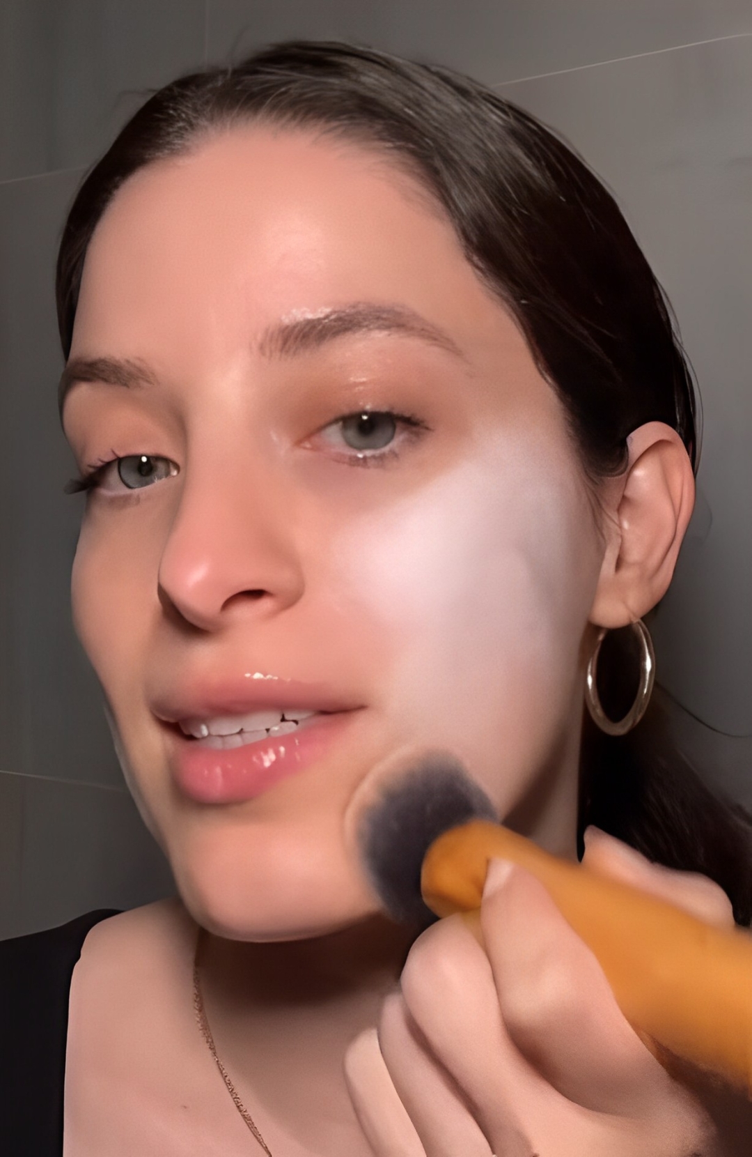 Šta je viralna make-up metoda bele podloge ispod pudera?