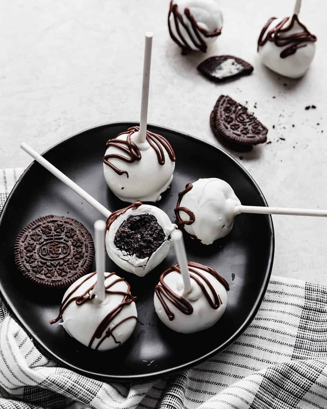 Oreo kuglice sa belom i crnom čokoladom