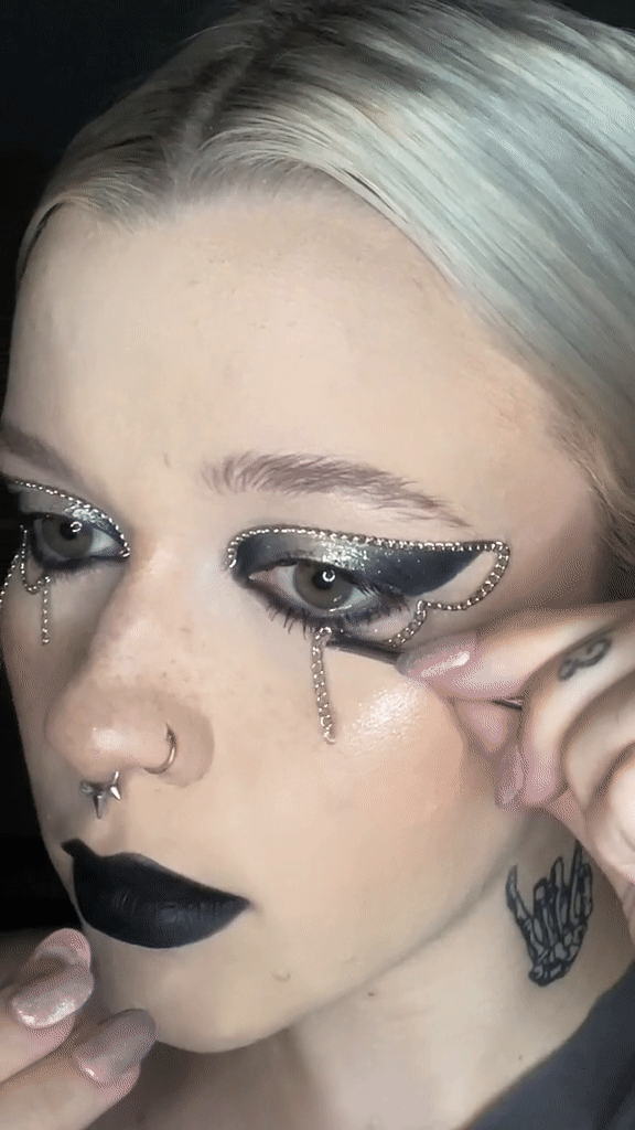 Chained make up? Zašto da ne