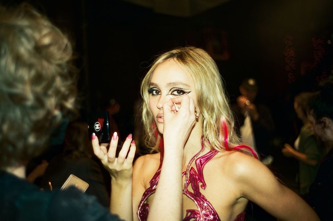 Otkrivamo beauty tajne koje se kriju iza makeup look-ova Lily Rose-Depp u seriji „The Idol“