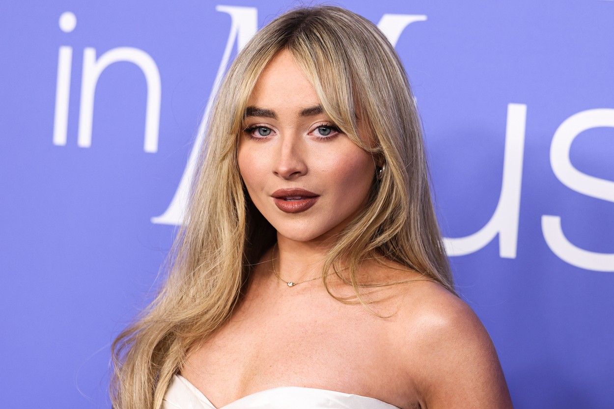 Kako da postignemo volumen u kosi kao Sabrina Carpenter?