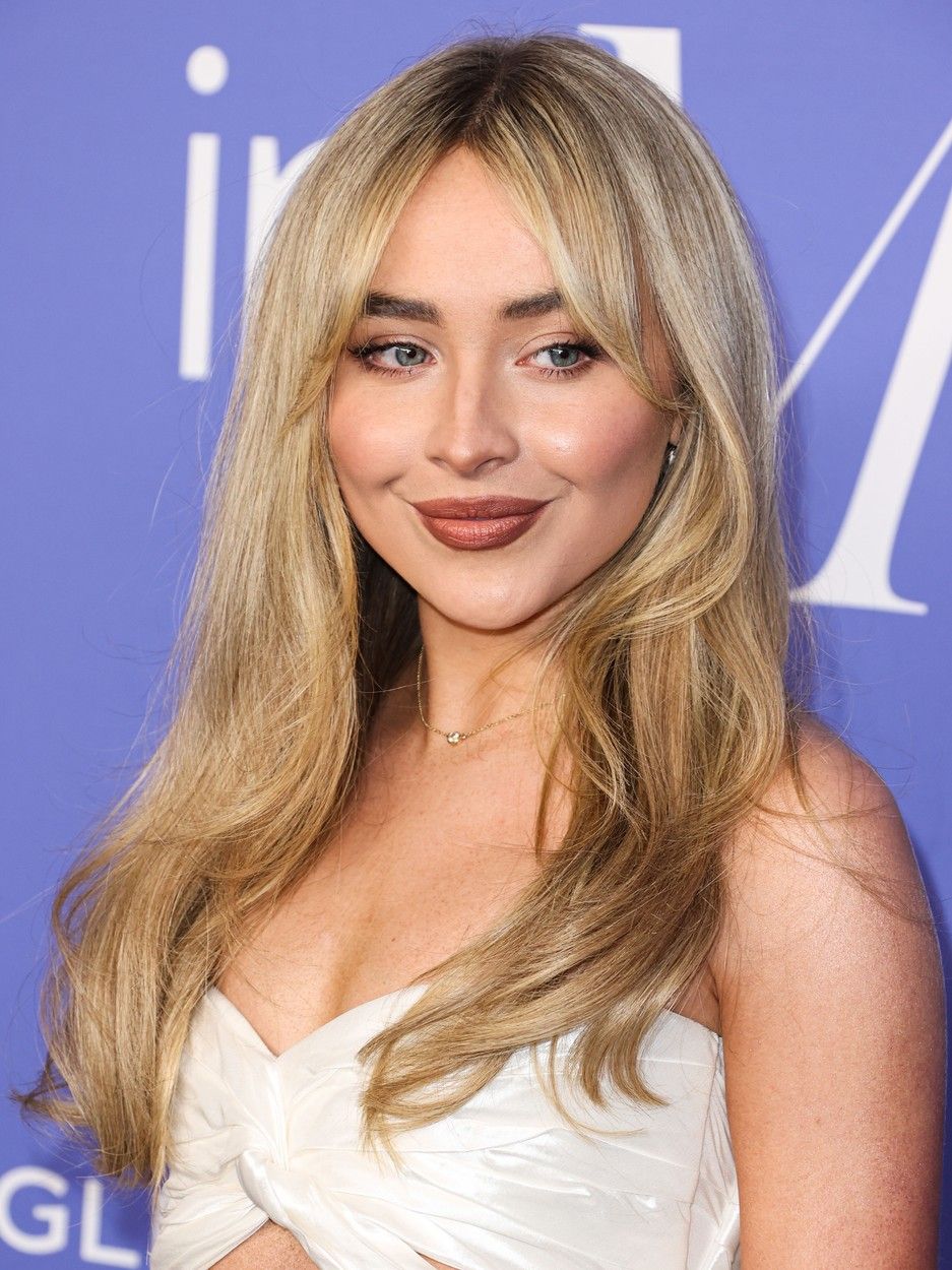 Kako da postignemo volumen u kosi kao Sabrina Carpenter?