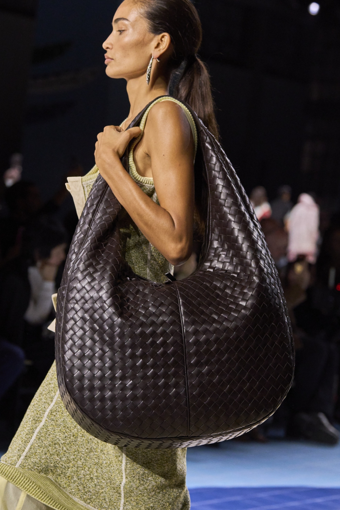 Last but not least: Bottega Veneta nagoveštava kakve ćemo torbe nositi sledeće sezone