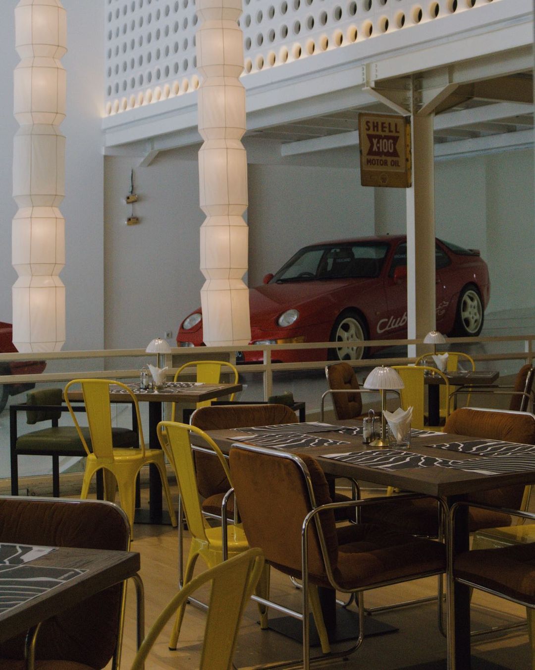 Pronašli smo restoran sa najlepšim pogledom – na luksuzne automobile