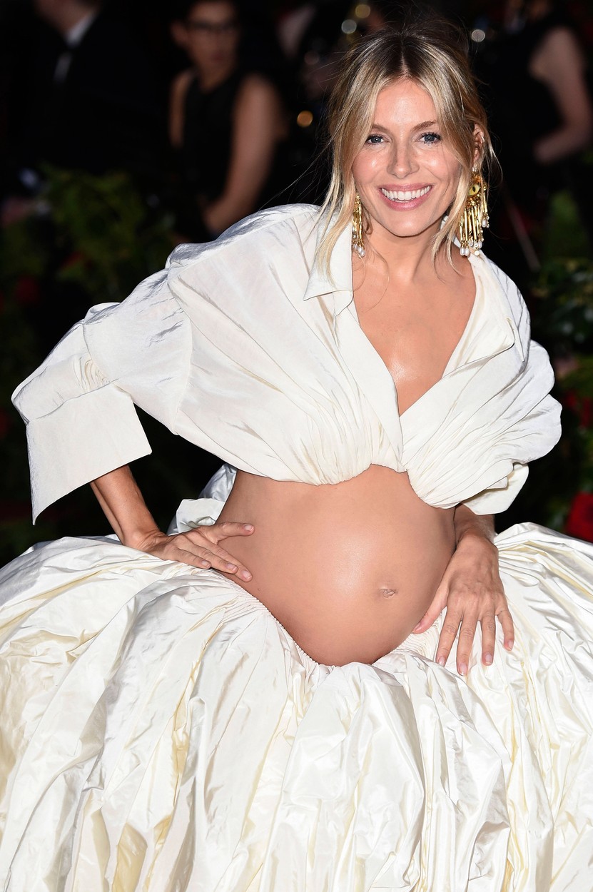 Sienna Miller glamurozno objavila trudnoću na crvenom tepihu