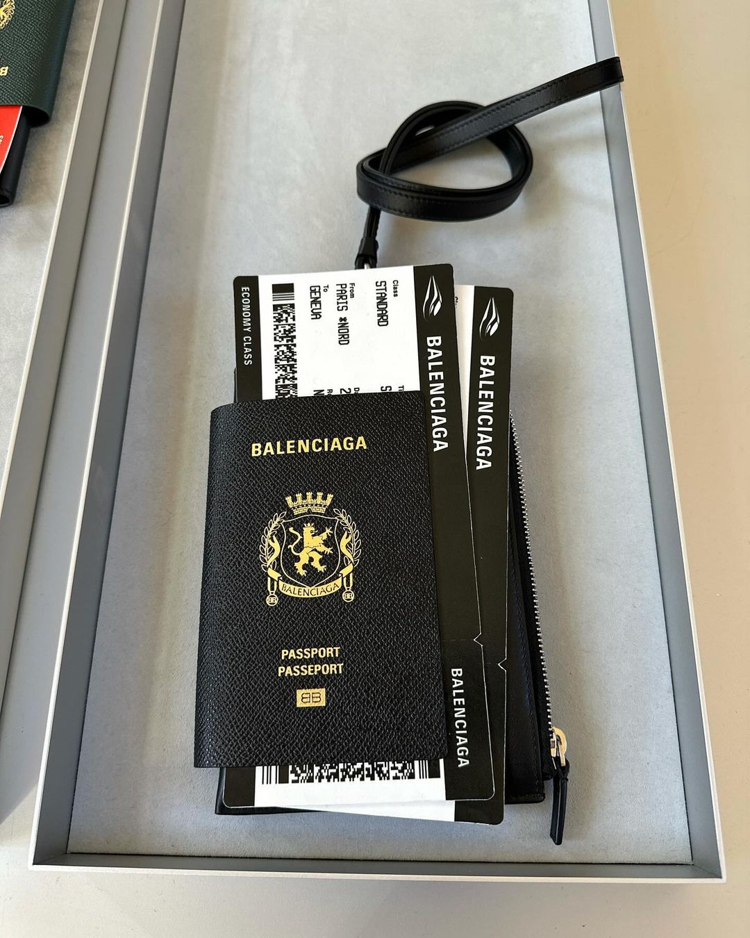 Wishlist: Balenciaga Passport Wallet iz nove ss24 kolekcije