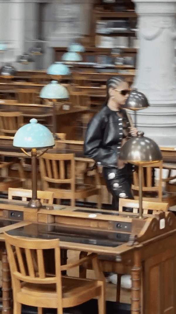 Surprise, surprise: Hedi Slimane predstavio novu CELINE kolekciju i to u biblioteci