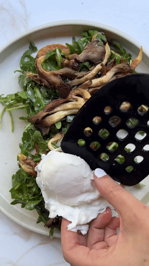 How to: Prženi tost sa poširanim jajima, rukolom i pečurkama