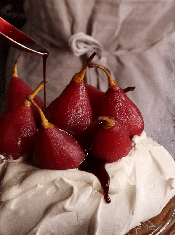Pavlova torta sa kruškama poširanim u vinu i šlagom od cvetova pomorandže