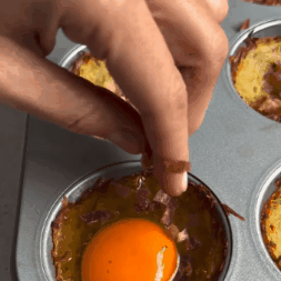 Recept za doručak: Korpice od krompira, jajeta i šunke