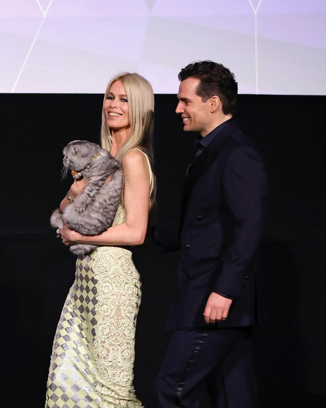 Claudia Schiffer i njena mačka Chip bile su zvezde crvenog tepiha na premijeri filma “Argylle”