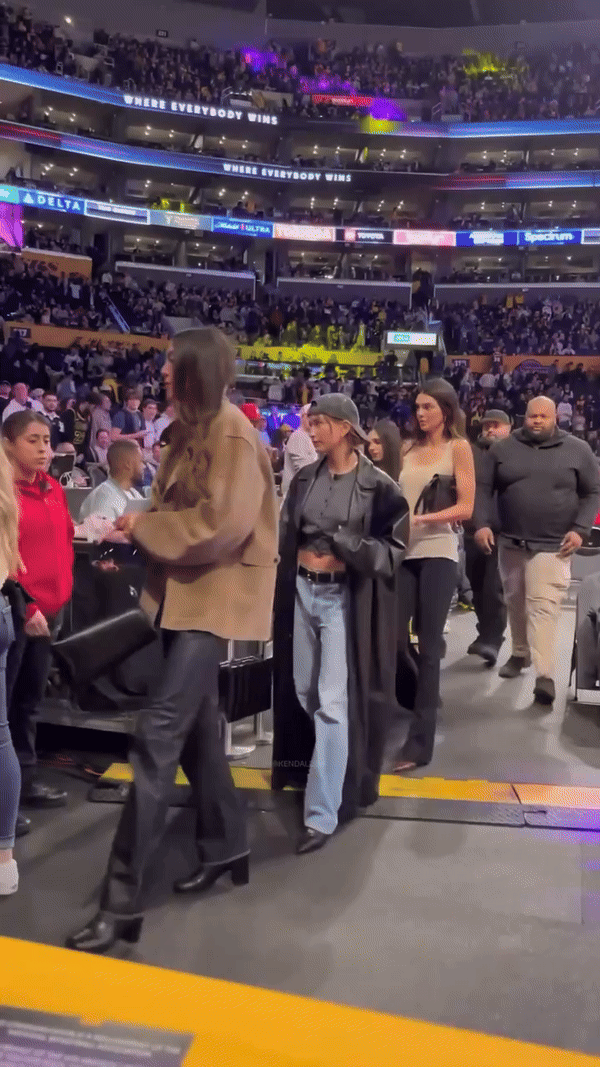 Art of marketing: Kako Hailey Bieber i Kendall Jenner endorsuju svoje brendove na Lakers utakmici