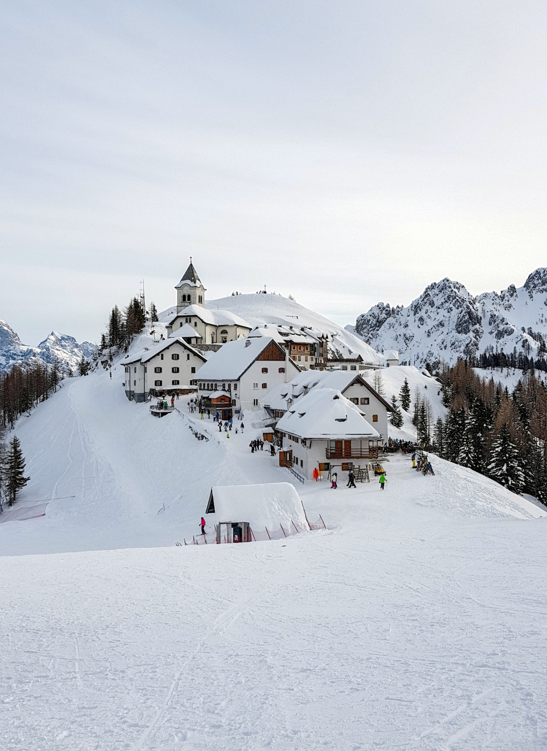 Na oko šest i po sati vožnje od Beograda nalazi se Monte Lussari – italijanska ski lokacija koju želimo da posetimo ove zime