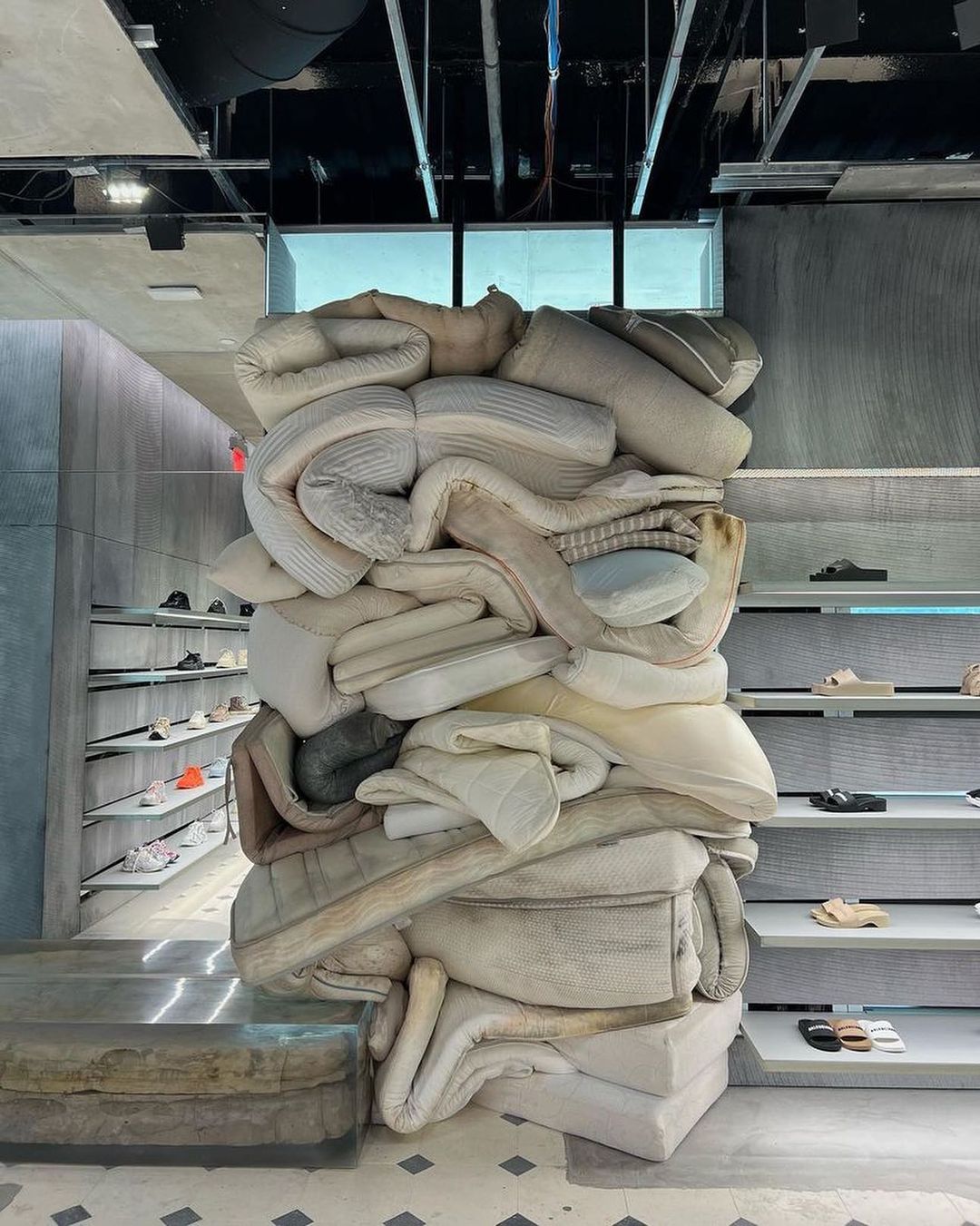 Art In Stores: Kako je ovaj projekat modne kuće Balenciaga uticao na savremeno poimanje odlaska u shopping