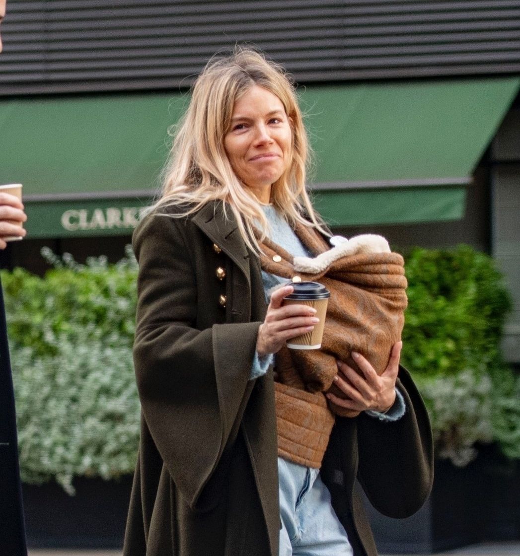 It’s a(nother) girl: Sienna Miller prvi put u javnosti sa drugim detetom