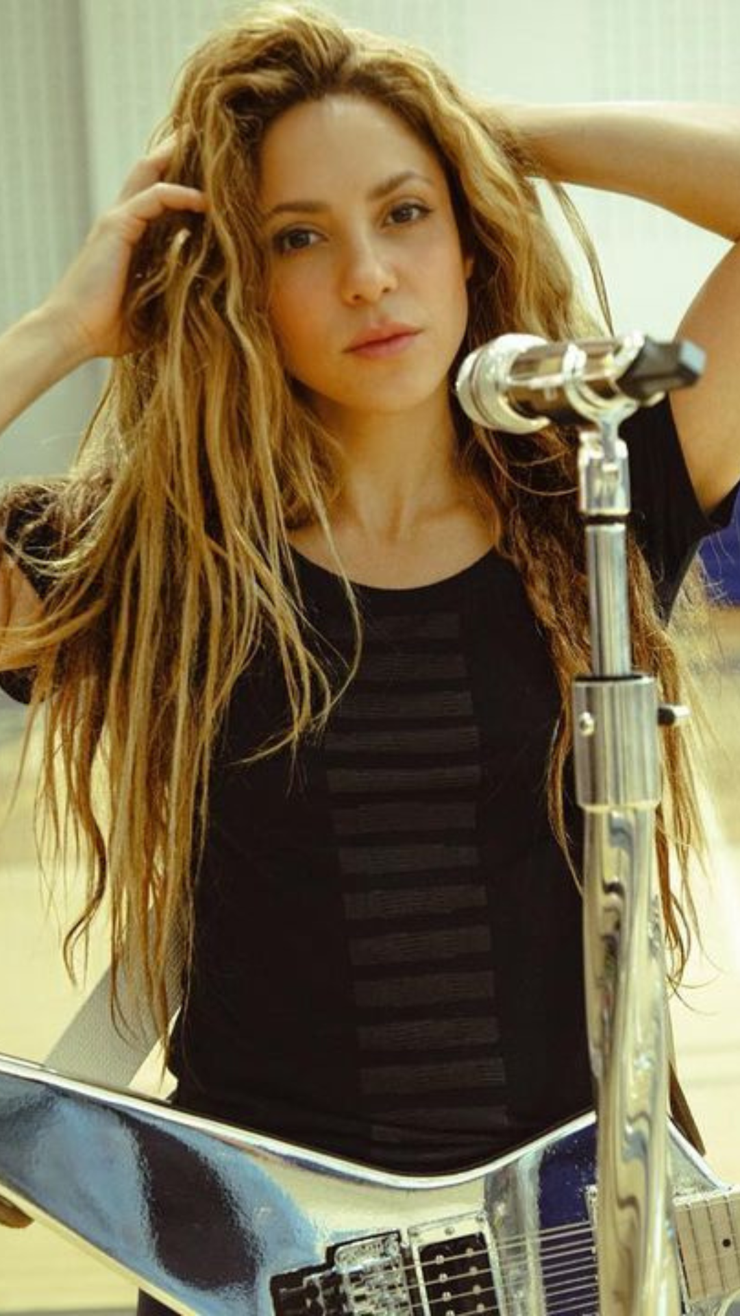 Nakon višegodišnje pauze, Shakira je objavila novi album – a najviše pažnje privukao je duet sa Cardi B
