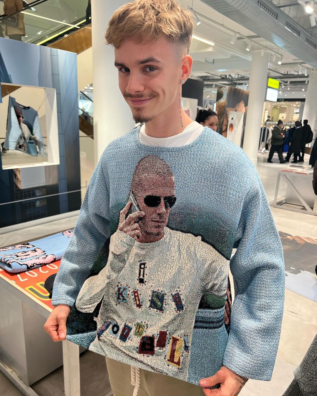 Romeo Beckham u tržnom centru naišao na džemper sa likovima svojih roditelja