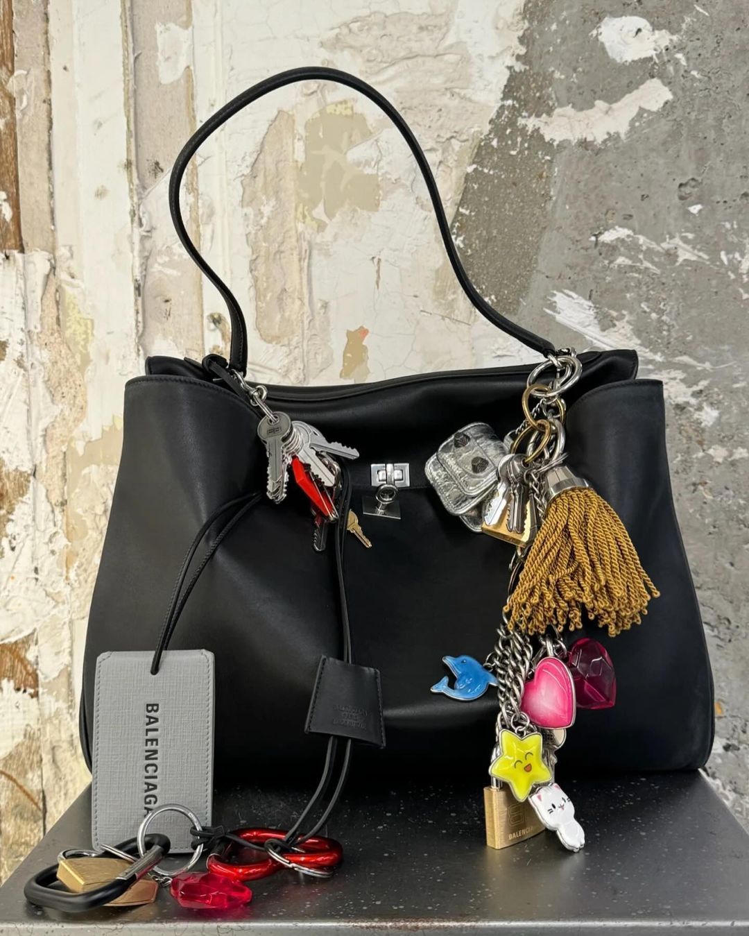 Sve što nam treba od aksesoara ove sezone je Balenciaga keychain