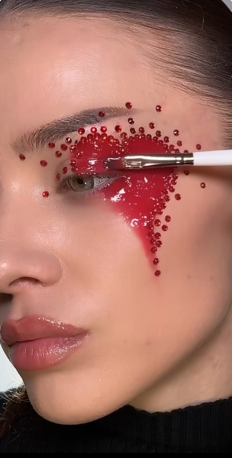 Bleeding heart make-up look je naša ultimativna Valentine’s Day inspiracija