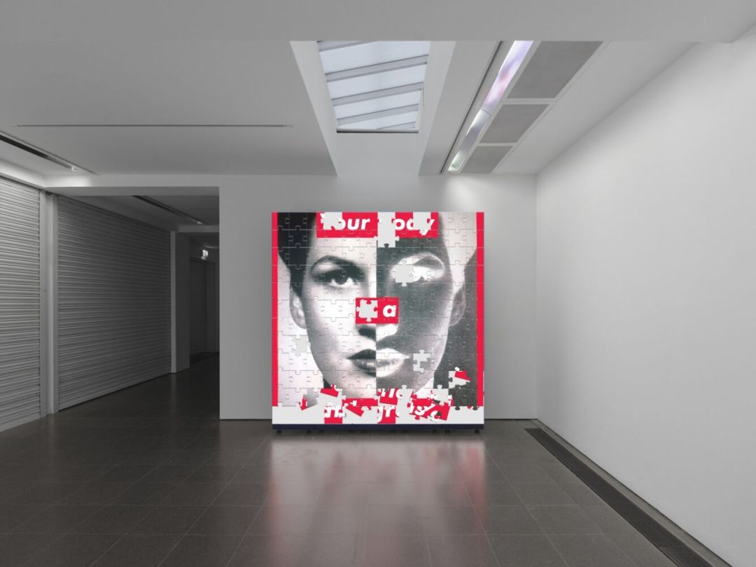 Barbara Kruger posle 20 godina izlaže u Londonu: Šta ovo govori o savremenoj umetnosti – i društvu?