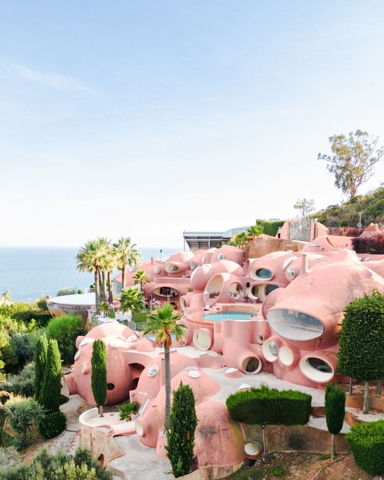 Ružičasti mehurići na Azurnoj obali: Avangardna palata koju želimo da posetimo