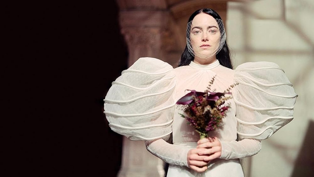 Da li je film „Poor Things“ zaslužan za povratak viktorijanske mode – i velikih naramenica?