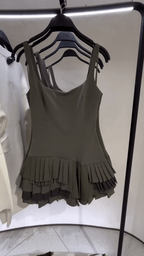 Viralna mini haljina iz Zare dostupna je i kod nas – da li će ovaj model biti najpopularniji prolećni trend?