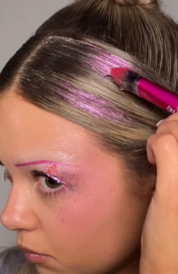 Glitter gel za kosu je najnovija hairstyle inspiracija na našem beauty radaru