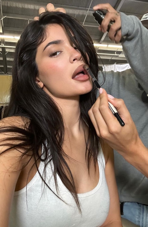 We’re going back: Kylie Jenner reprizirala prepoznatljiv 2017. make-up izgled