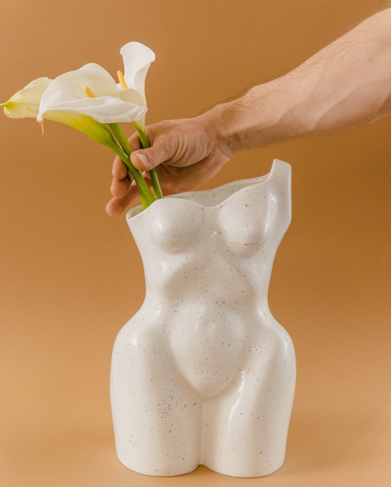 Feminine vaze